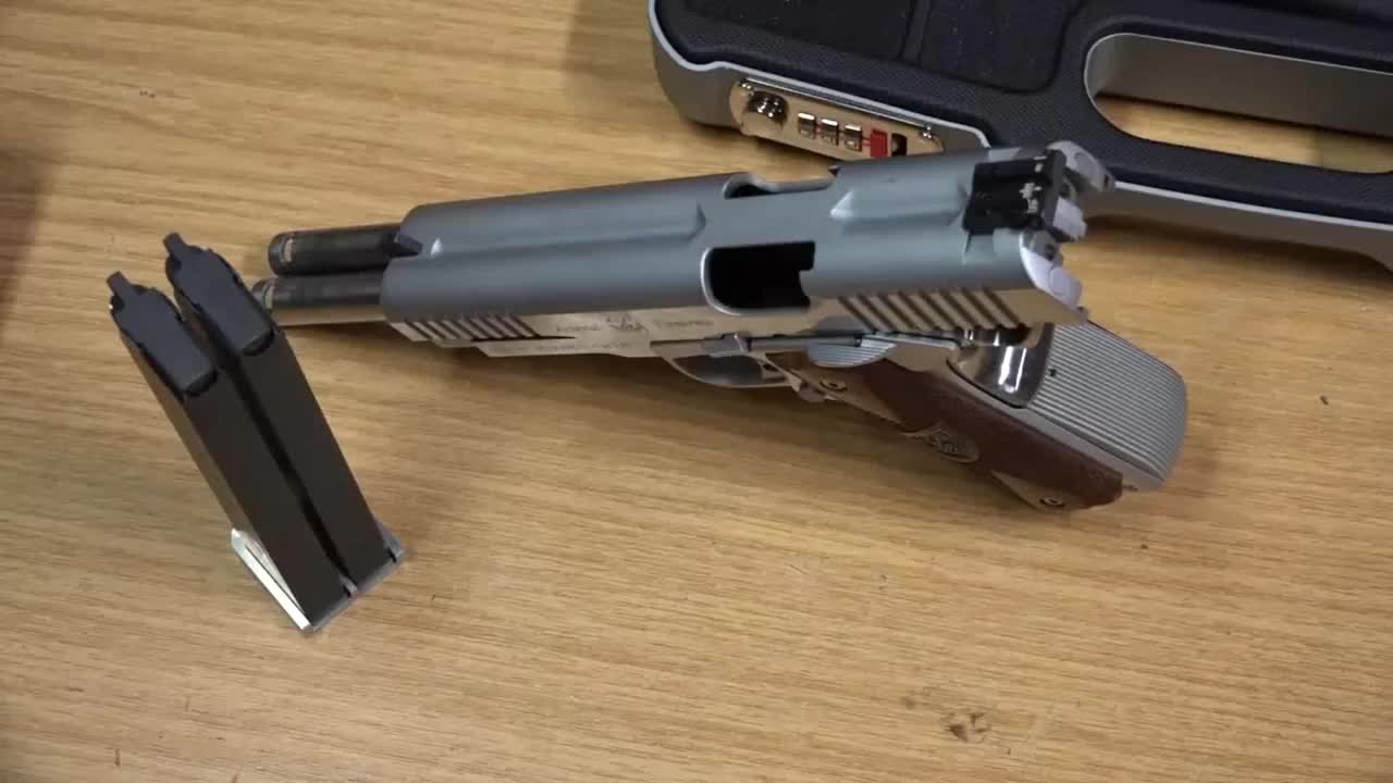 揭秘强悍的af2011双管手枪,一次性可射击两发子弹威力惊人!