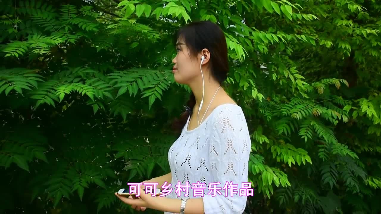 农村姑娘翻唱了一首《小草》,希望大家像小草一样坚强