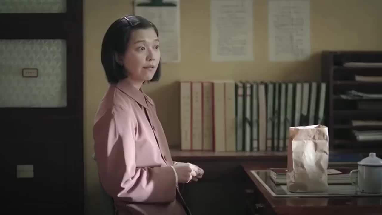 奔腾年代大姐让白曼宁假装是常汉卿的女朋友白曼宁却拒绝