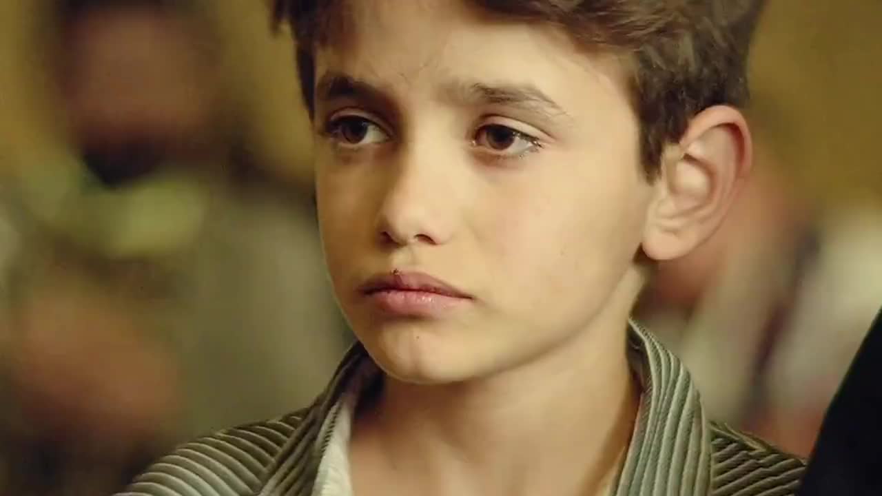 小男孩带着婴儿流浪生而不养何以为家