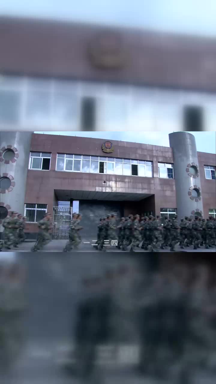 大漠高墙囚犯诡计多端想借尿遁逃跑幸好狱警反应够快