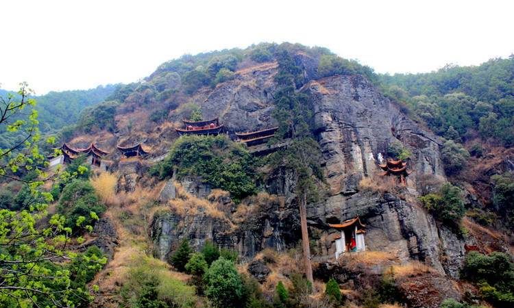 1 / 6 剑川满贤林又称为"买闲林",坐落于云南剑川县金华山北麓的松岗