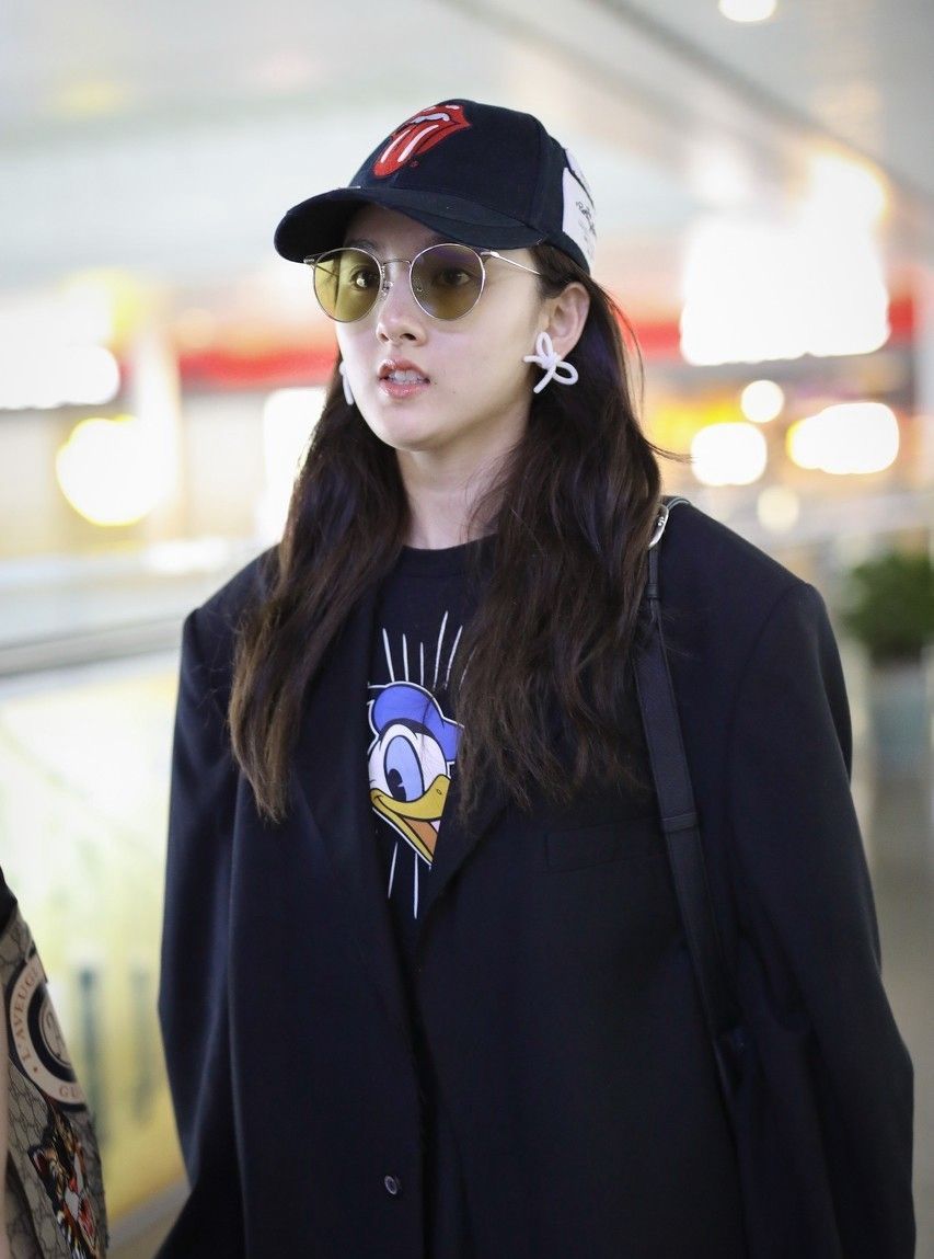 明星美照,图一女星宋祖儿现身机场,着装随性清丽可人!