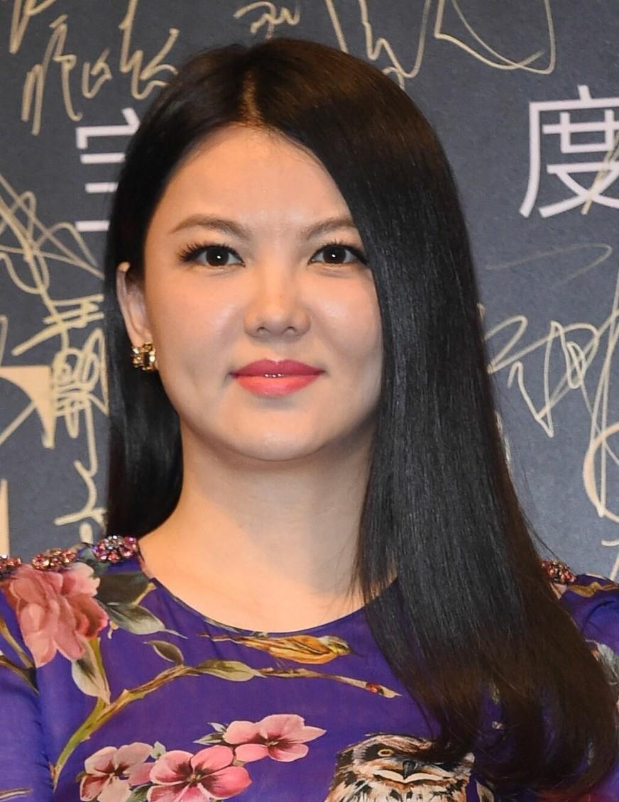 李湘一身贵妇气息印花长裙穿出女人味简约装扮也显豪气