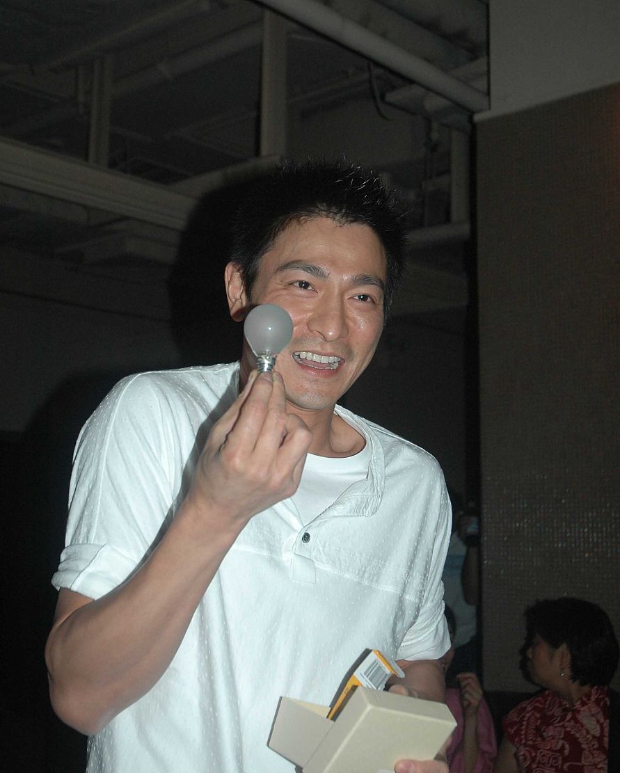 刘德华的笑太有魅力了,难怪他会红这么多年!__财经头条