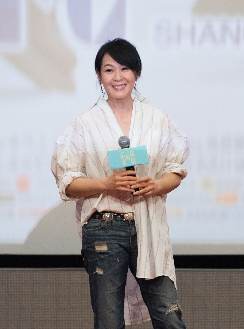 刘若英白色条纹衬衣下搭牛仔裤,清纯有气质_高清图集_新浪网