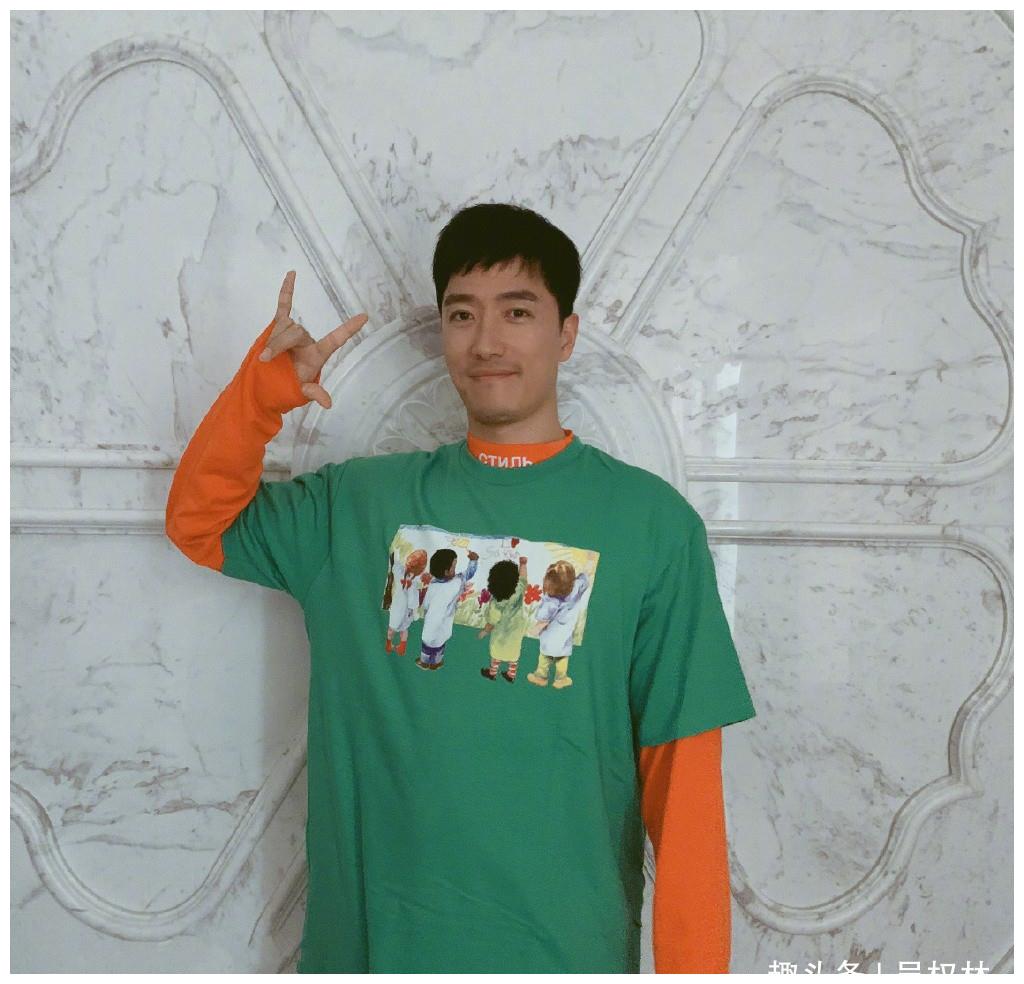 摇头晃脑弹古琴,37岁刘翔一改以往形象,爆炸头像极精神小伙