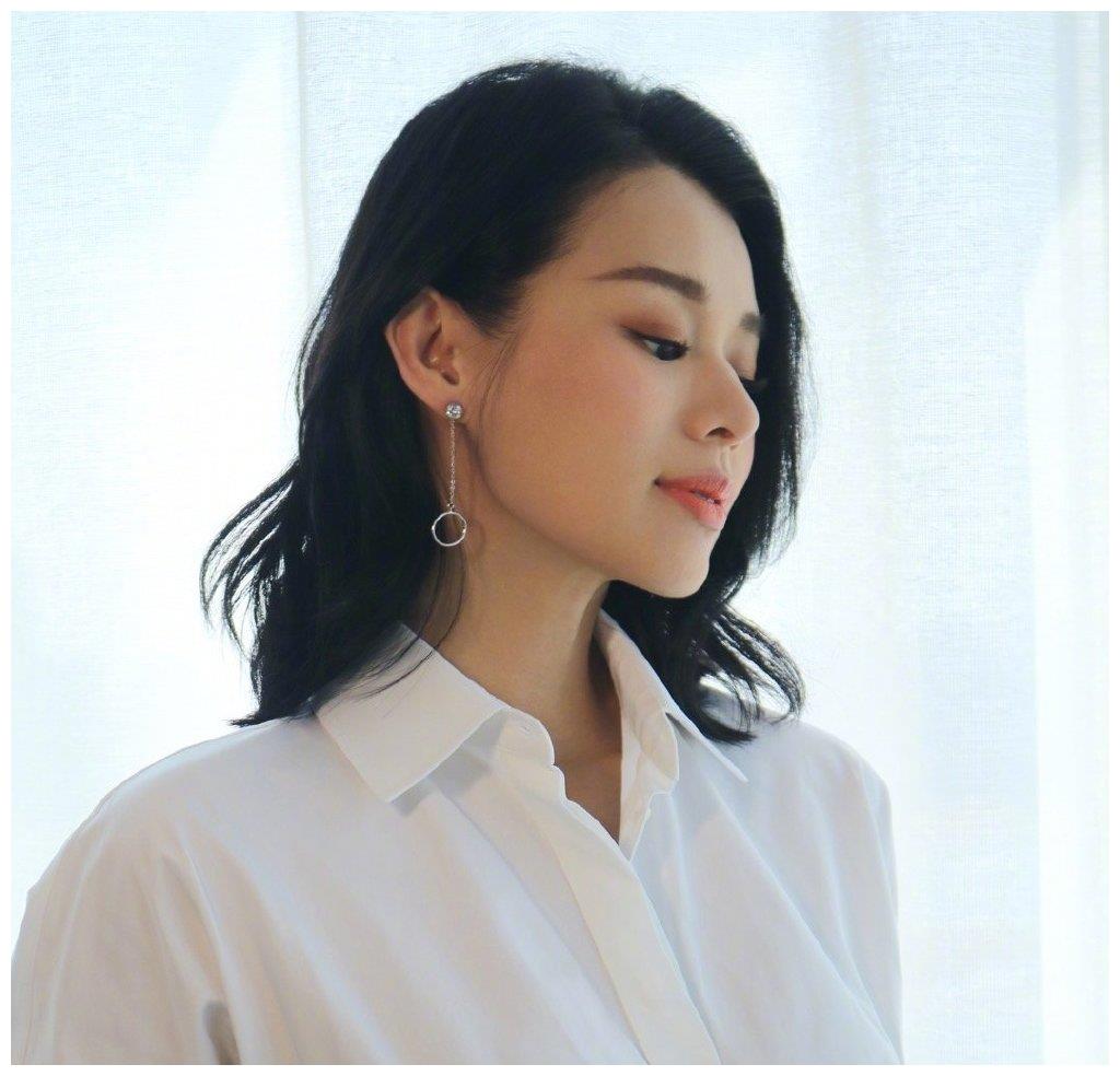 胡杏儿全家福曝光,素颜抗打笑容灿烂,网友:夫妻共用一张脸