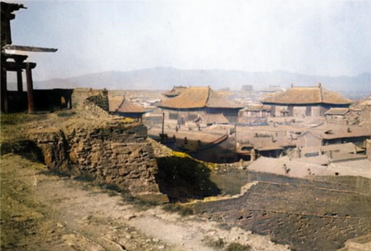 老照片:1937年的山西大同,壮观的古城墙,气势磅礴的九龙壁