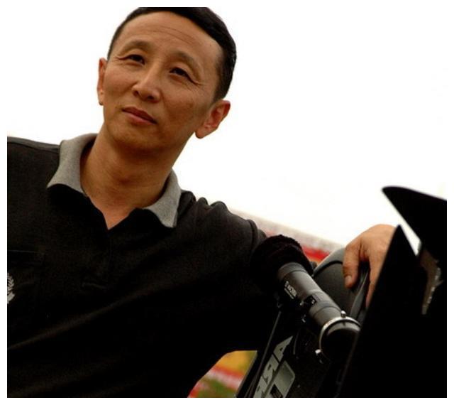 一个大火成知名导演,一个破产无奈线上播出|萧锋|拍电影|导演_新浪