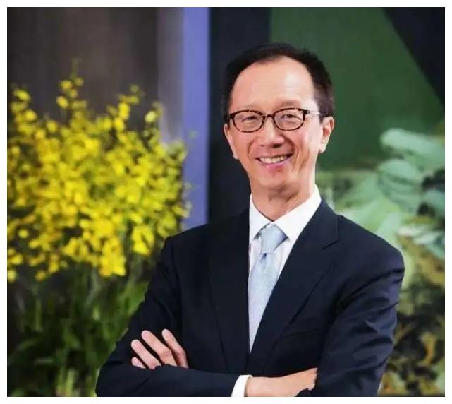 紧接着在25岁伏明霞生下长女梁司渝,26岁生下次子梁皓嘉,而伏明霞又在