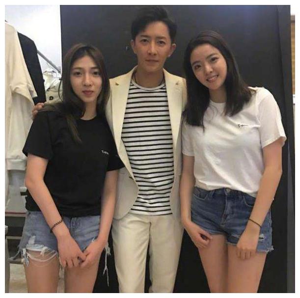 韩庚庆祝出道15周年,冯小刚送鲜花祝贺,蓝盈莹也到场了