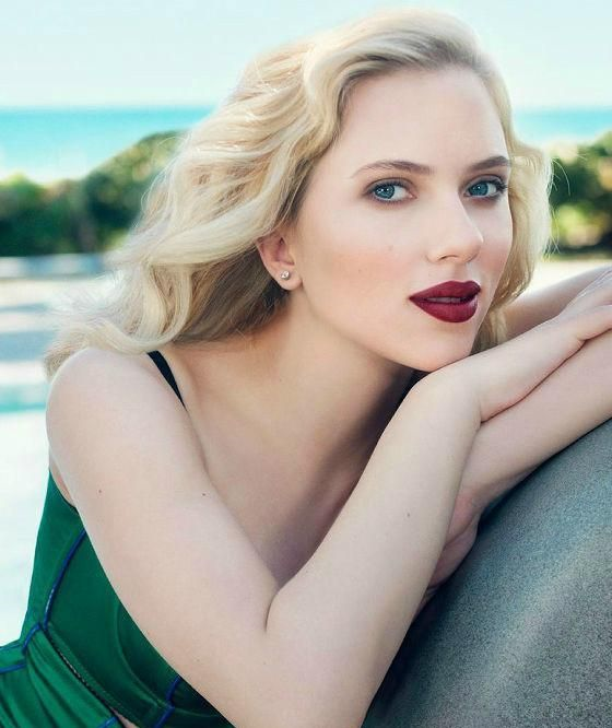 斯嘉丽·约翰逊高叉裙走红毯,160身高秀腿?看到沙漏身材我闭嘴