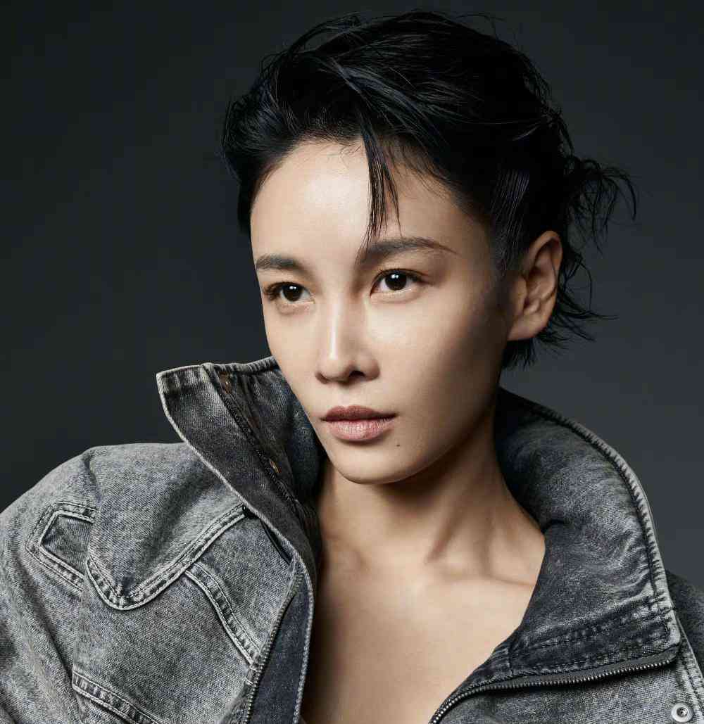 张蓝心时尚健康大片太酷了每一张都冷艳高贵帅到了