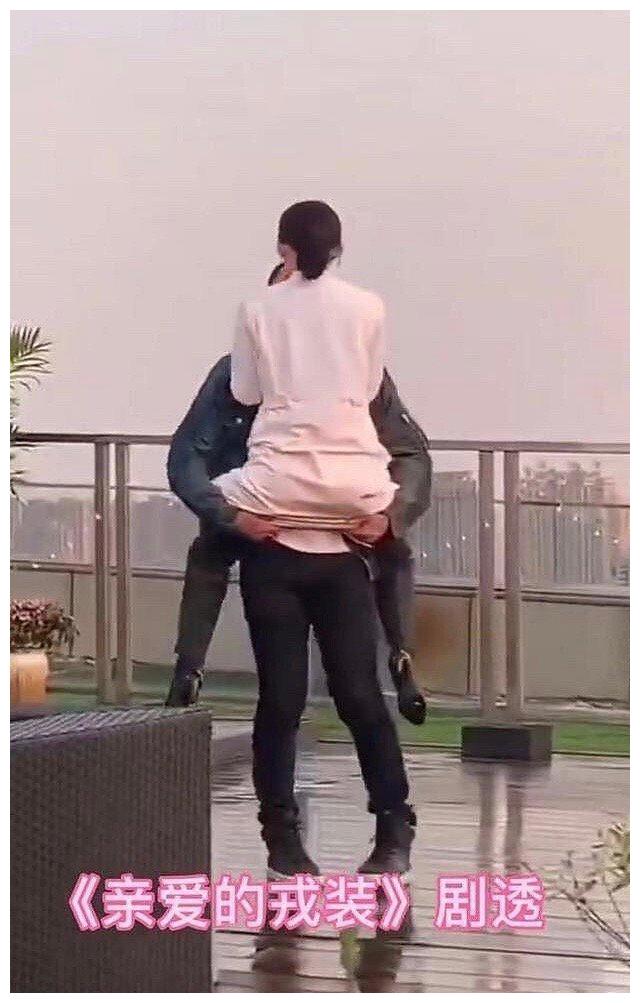 李沁黄景瑜最新路透照晒出,俩人上演"树袋熊抱",画面甜蜜