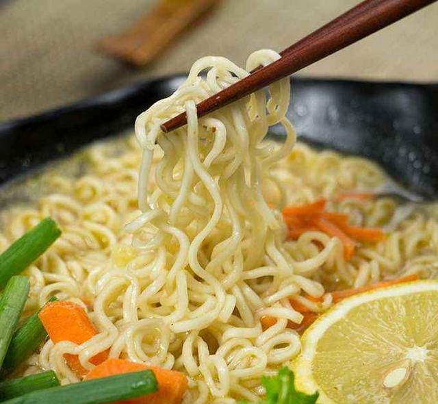 为什么一般的面条都是直的,泡面却做成了卷的?看完真的涨知识休闲区蓝鸢梦想 - Www.slyday.coM 为什么一般的面条都是直的,泡面却做成了卷的?看完真的涨知识休闲区蓝鸢梦想 - Www.slyday.coM