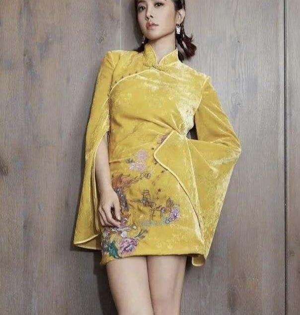 娇小的蔡依林身材很丰满,穿黄色丝绒旗袍优雅高级,显高又有气质