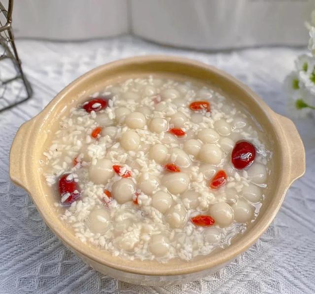 糯叽叽的酒酿圆子汤