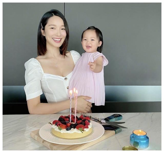王祖蓝晒视频宣布李亚男二胎的消息网友纷纷祝福