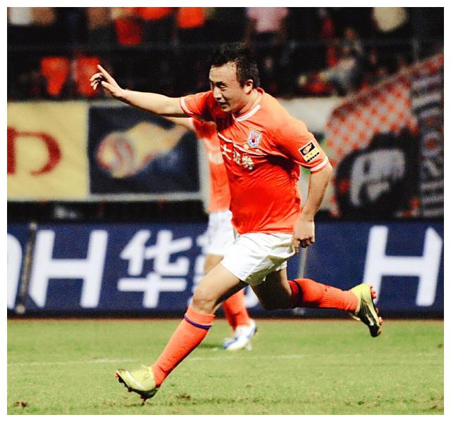 王永珀定义了8号球衣的继承性对于姚均晟接下了八号球衣,有些山东球迷