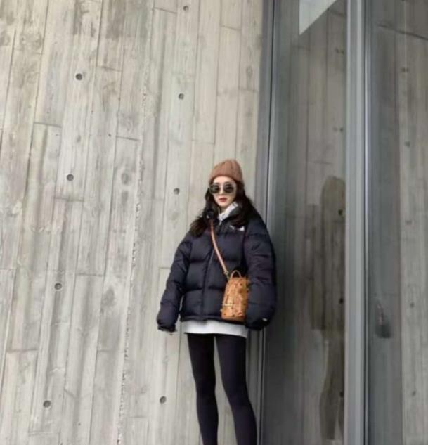 戈蔓婷穿搭技巧:北面羽绒服搭配什么裤子和鞋子好看