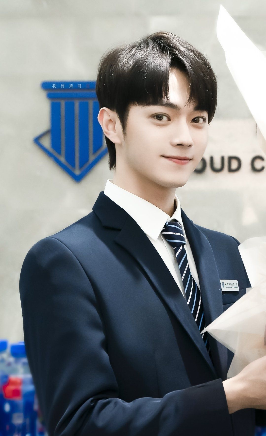 大眼睛双眼皮太好看了侧颜无敌了小时候帅长大了更帅!