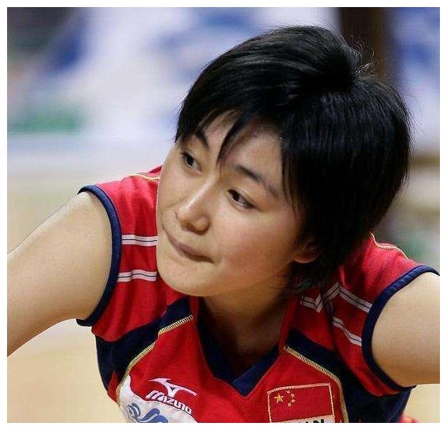 正文         罗瑜是浙江女排的主力球员,留着短发的她看起来英姿飒爽