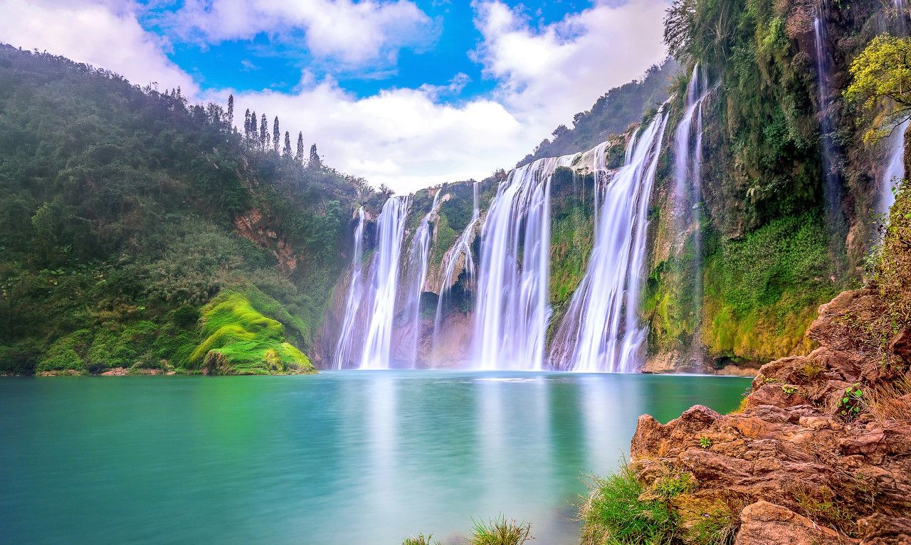 九龙瀑布是中国最大的瀑布群景观,被评为中国最美六大瀑布之一
