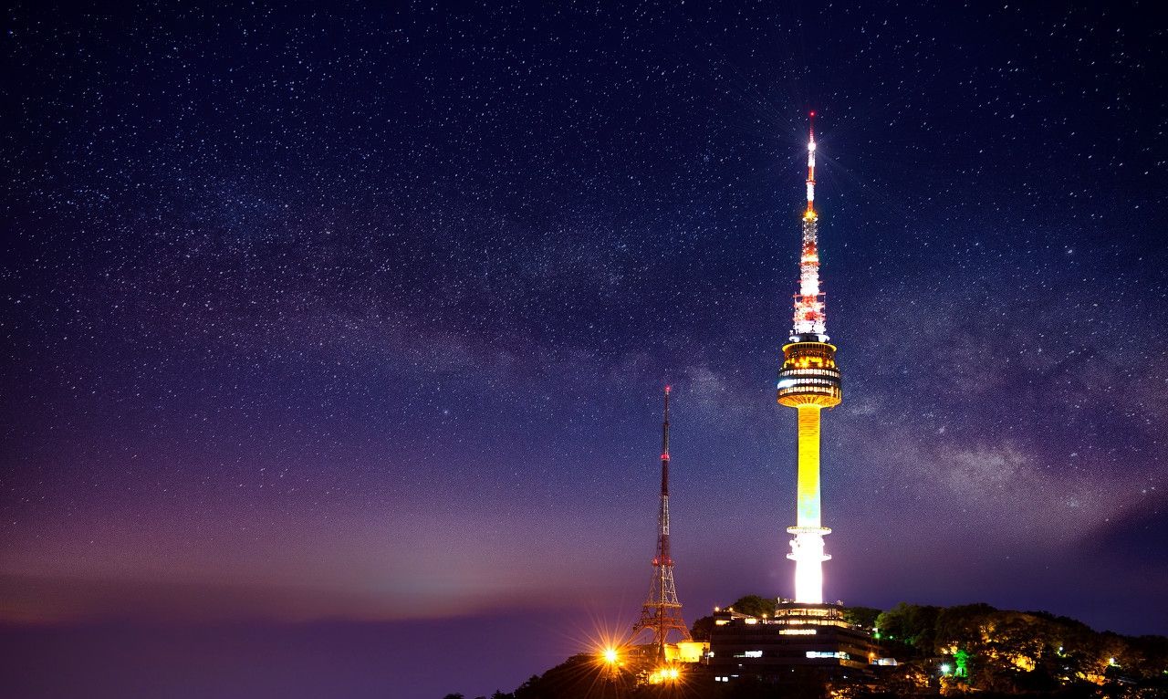 它是韩国著名的观光点,前称首尔塔或汉城塔,高236.7米