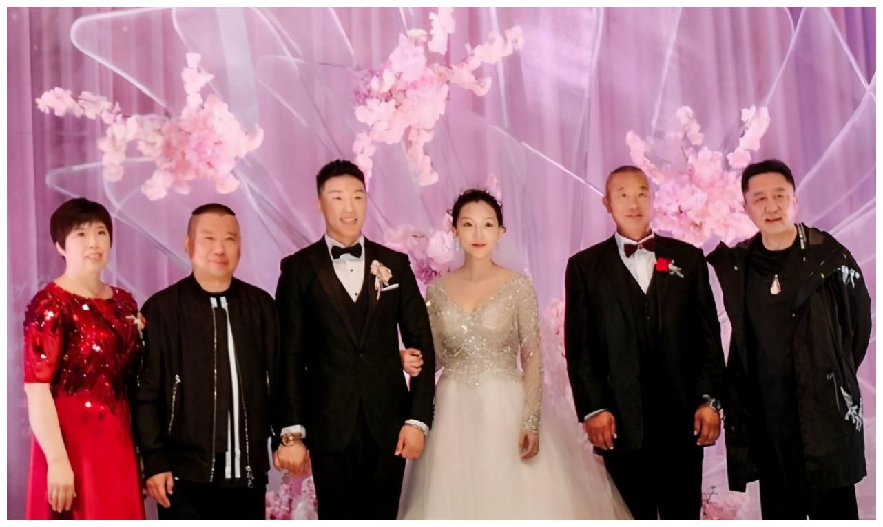 郭德纲最丑徒弟烧饼宣布二胎娶了貌美妻子过得好幸福