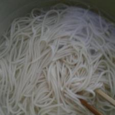 大厨说漏嘴：煮面条时，很多人都忽略这一步，难怪面条黏糊不美味休闲区蓝鸢梦想 - Www.slyday.coM