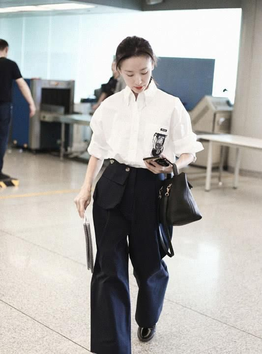 董洁走起帅气风穿白衬衫搭工装裤面戴黑超气场全开了