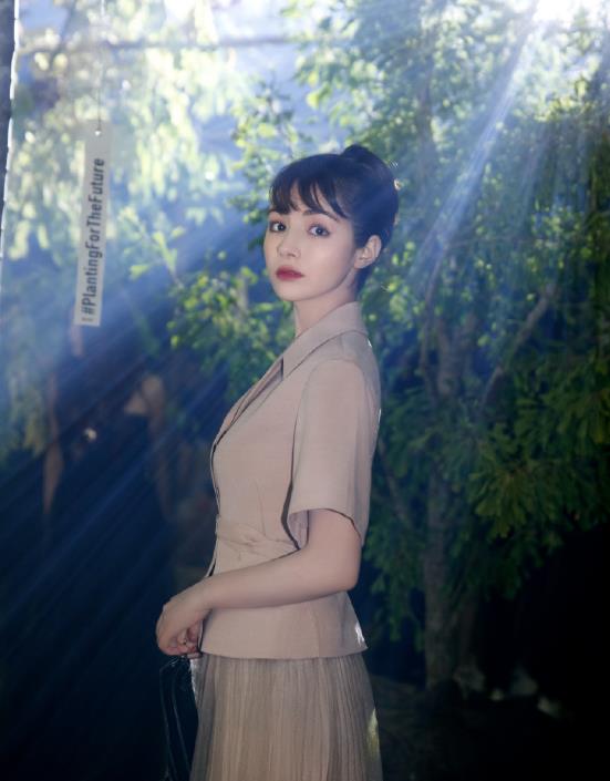 麦迪娜打造都市丽人造型,轻熟风打扮迷倒姜潮,果然是美女__财经头条
