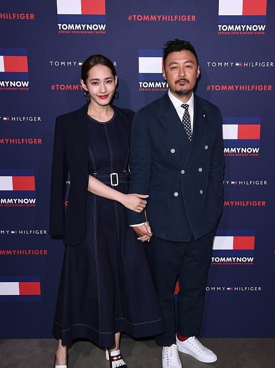 要不女生怎么会看到裙装就走不动路呢余文乐老婆不愧是模特出身