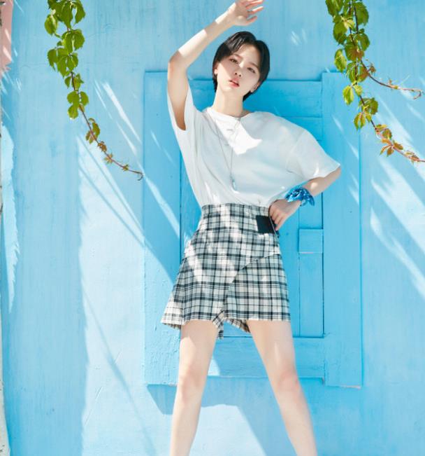 成果身材也太好了吧!穿jk裙就秀出"a字腿",这才是头号腿精