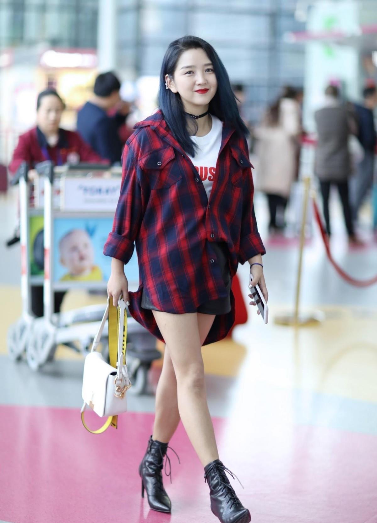 何洁提前过夏天,穿t恤硬凹"下衣失踪"抢镜,生图下粗腿太真实