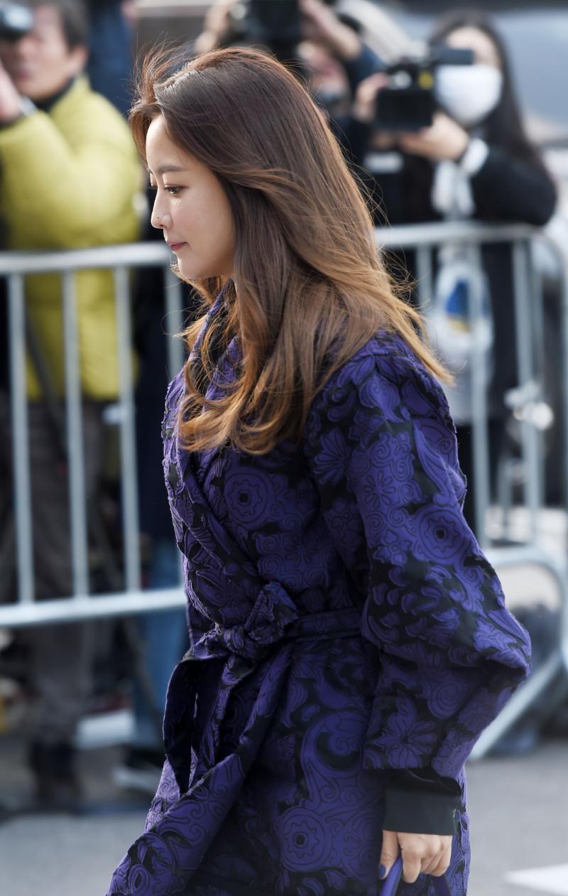 金喜善不愧是韩国第一美女,一身紫色穿搭优雅大气,气质更是高级__财经