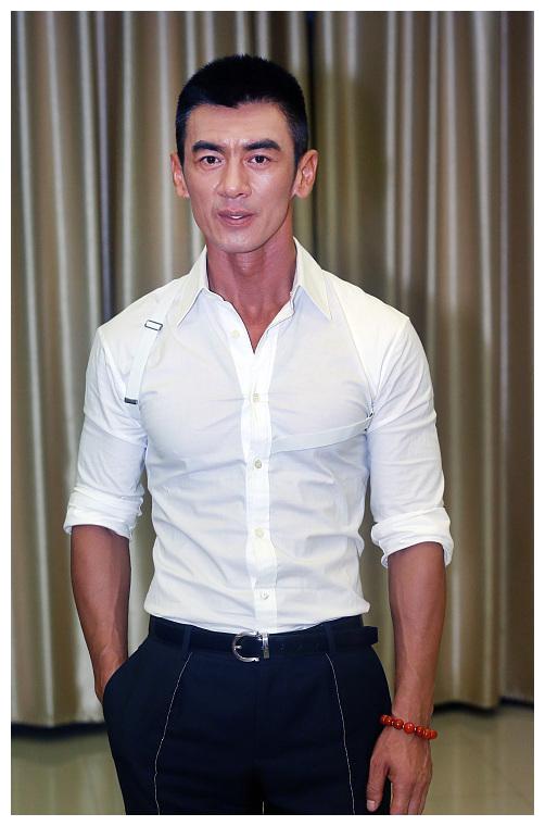 他曾是郑伊健的保镖, 在最穷时妻子嫁给他, 如今是银幕特种兵王