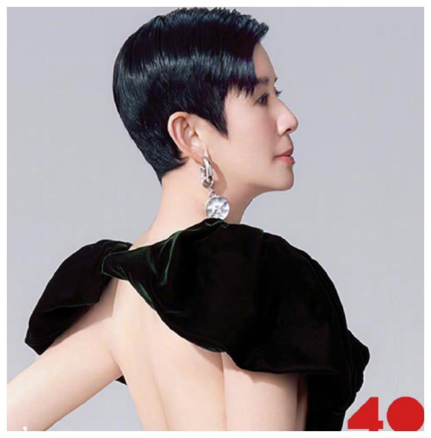 7月最土的三大红毯!鸡毛装、披床单、野猪造型,土得我笑出猪叫休闲区蓝鸢梦想 - Www.slyday.coM 7月最土的三大红毯!鸡毛装、披床单、野猪造型,土得我笑出猪叫休闲区蓝鸢梦想 - Www.slyday.coM