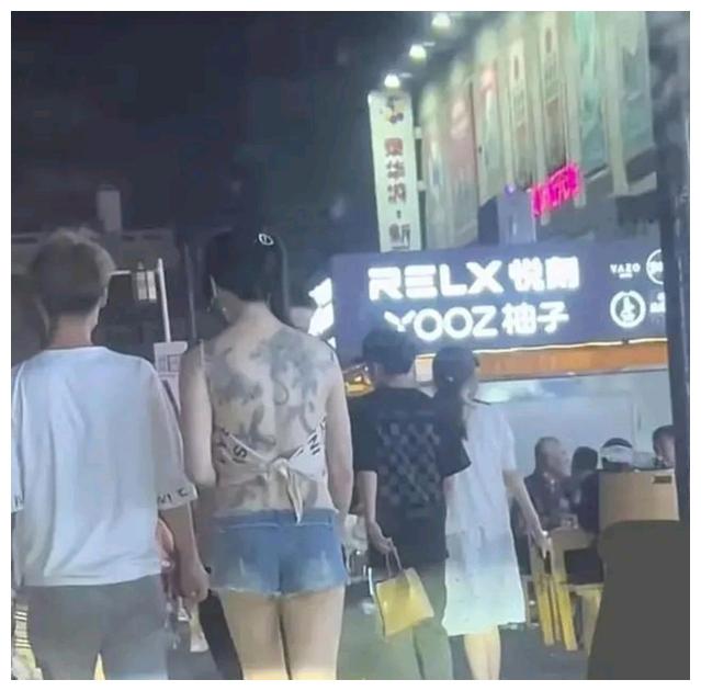 纪实:女子穿着一块布逛夜市,露出满背纹身惹争议,男友贴心搂腰休闲区蓝鸢梦想 - Www.slyday.coM 纪实:女子穿着一块布逛夜市,露出满背纹身惹争议,男友贴心搂腰休闲区蓝鸢梦想 - Www.slyday.coM