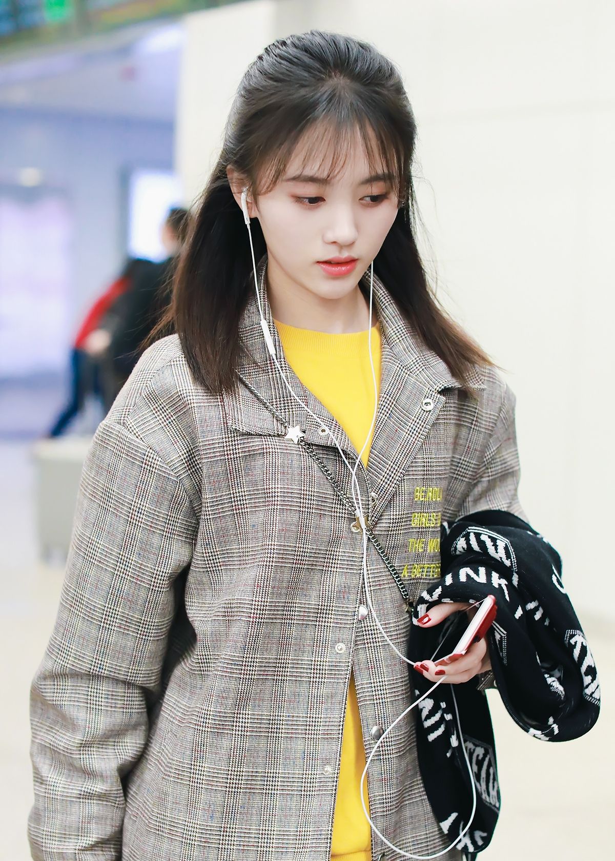 披肩发的小鞠也超美哦,虽然双马尾也超可爱