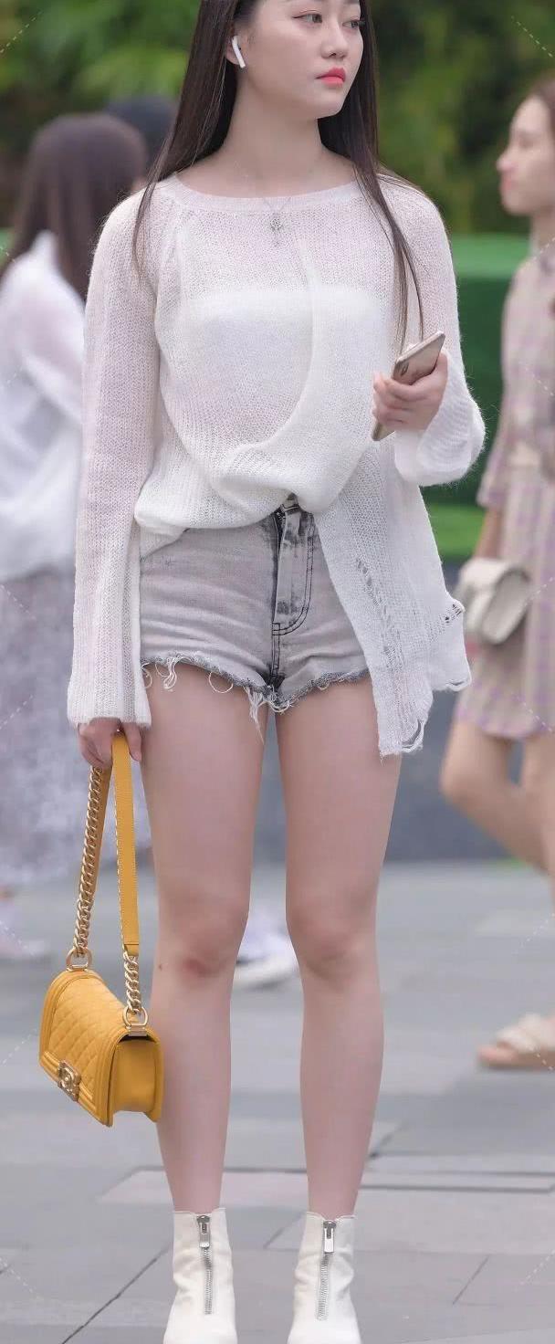 街拍美女:镂空针织杉配超短牛仔裤小姐姐