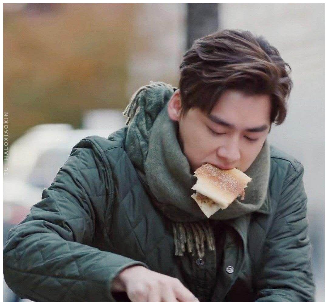 李易峰,出道多年的他依然是阳光大男孩的模样.