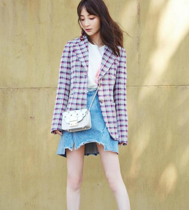 像姚笛下面这一身搭配选择格纹西装搭配白色t恤以及牛仔半身裙,混搭的