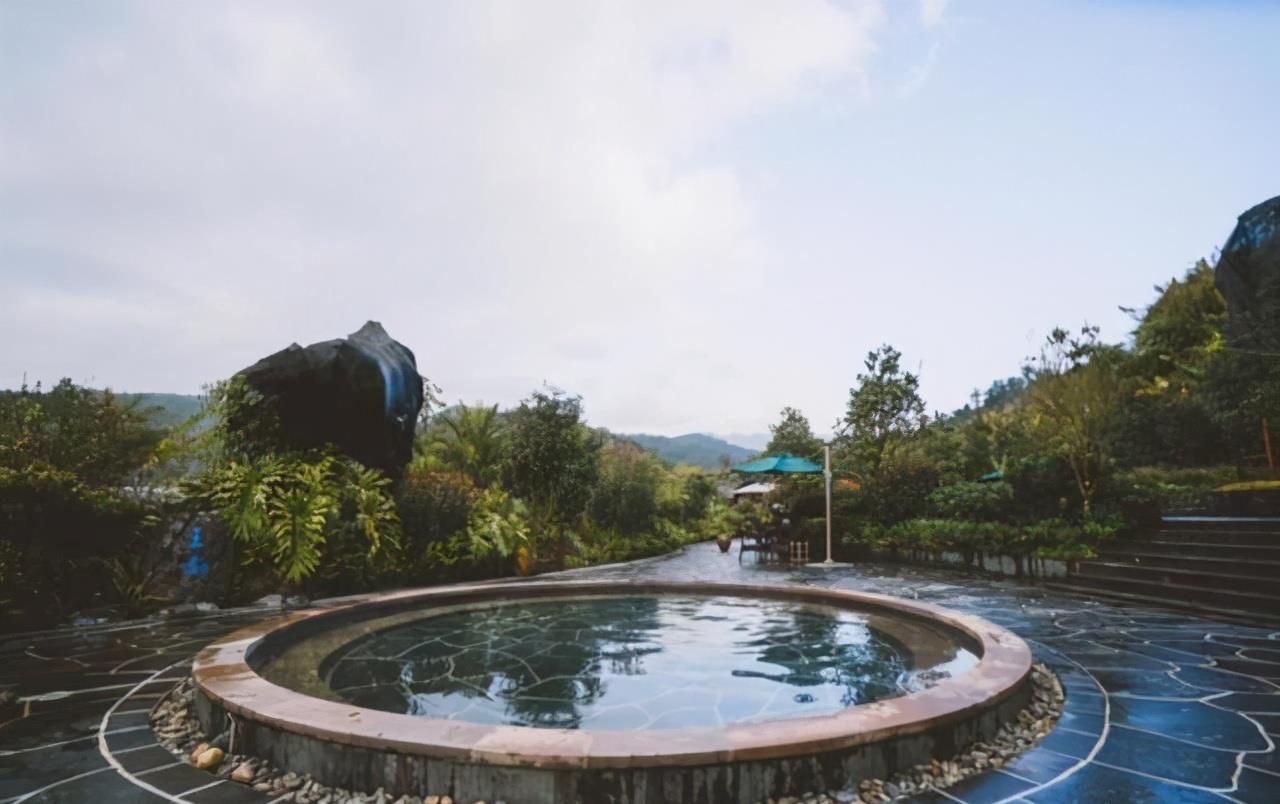 在天然氧吧里泡温泉距离腾冲市区超近的打卡地腾冲洞山温泉