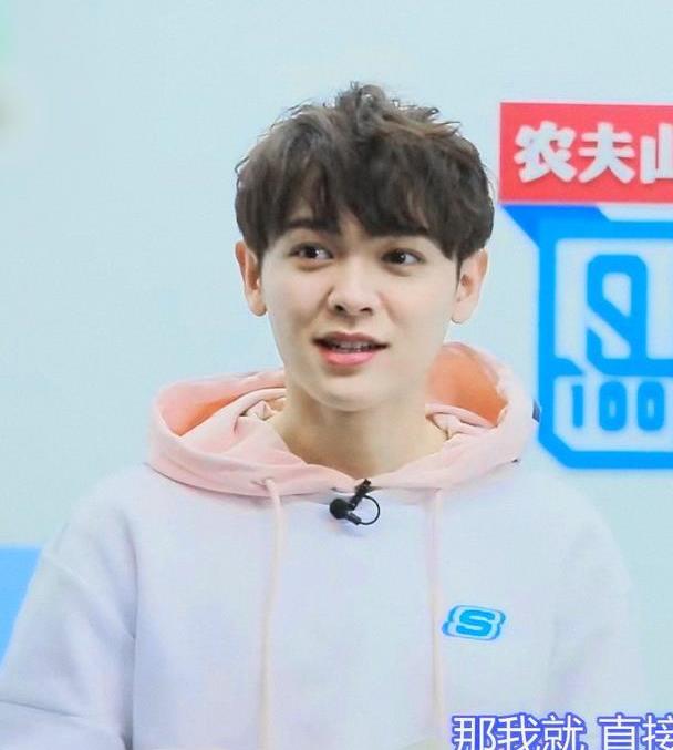 尤长靖又胖了?穿绿色套装小脸肥嘟嘟,网友:男孩子胖一点才可爱