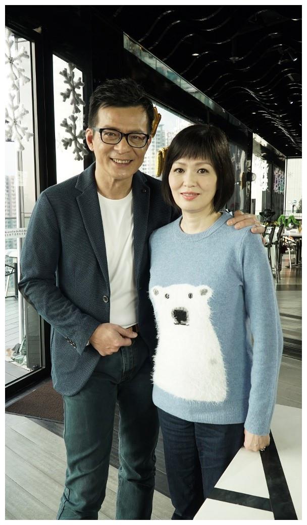 为了治好妻子的癌症,黄日华不但停下了手头的工作,更是变卖了家中一些