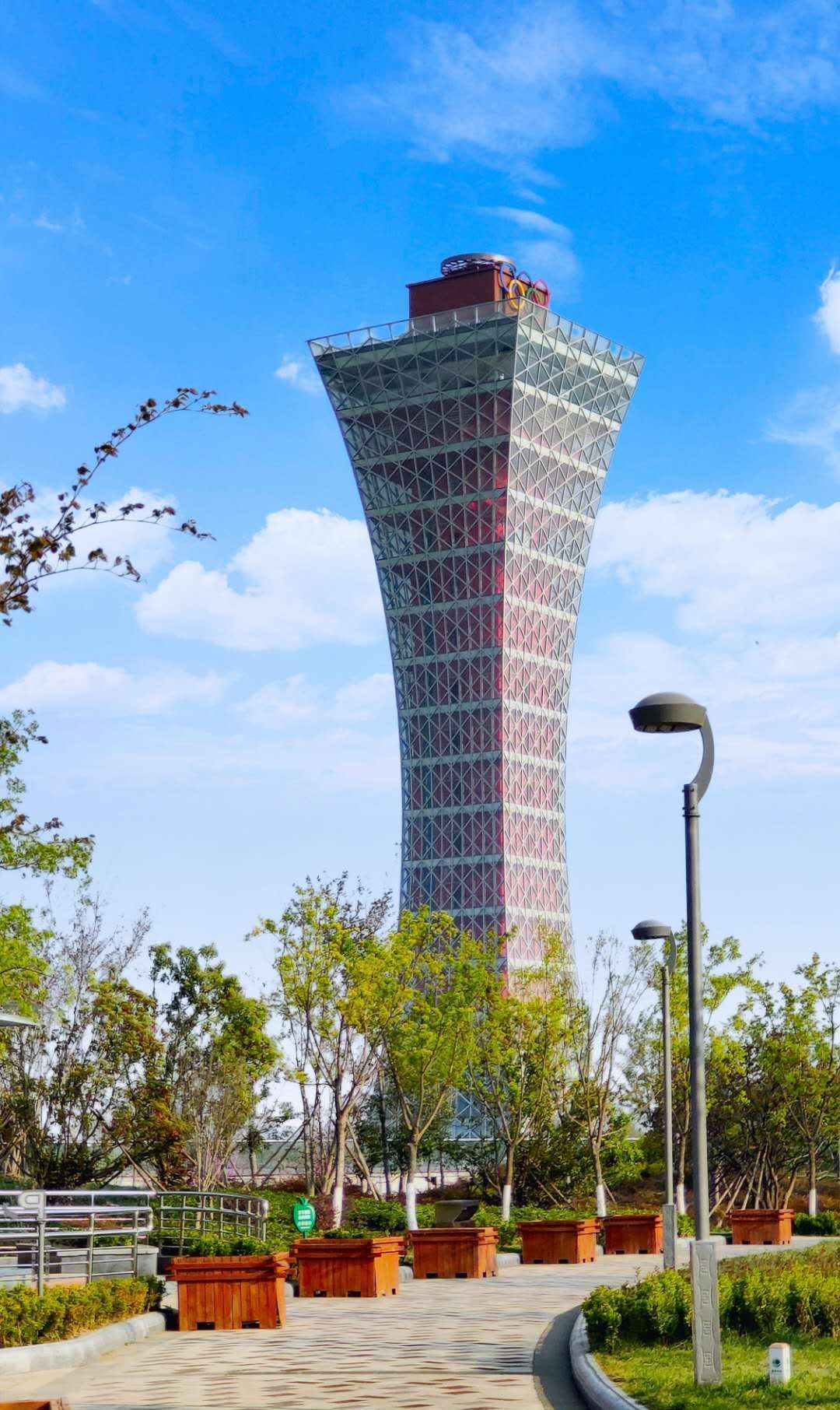 这是秦皇帝都咸阳的双照湖景区的标志性建筑.