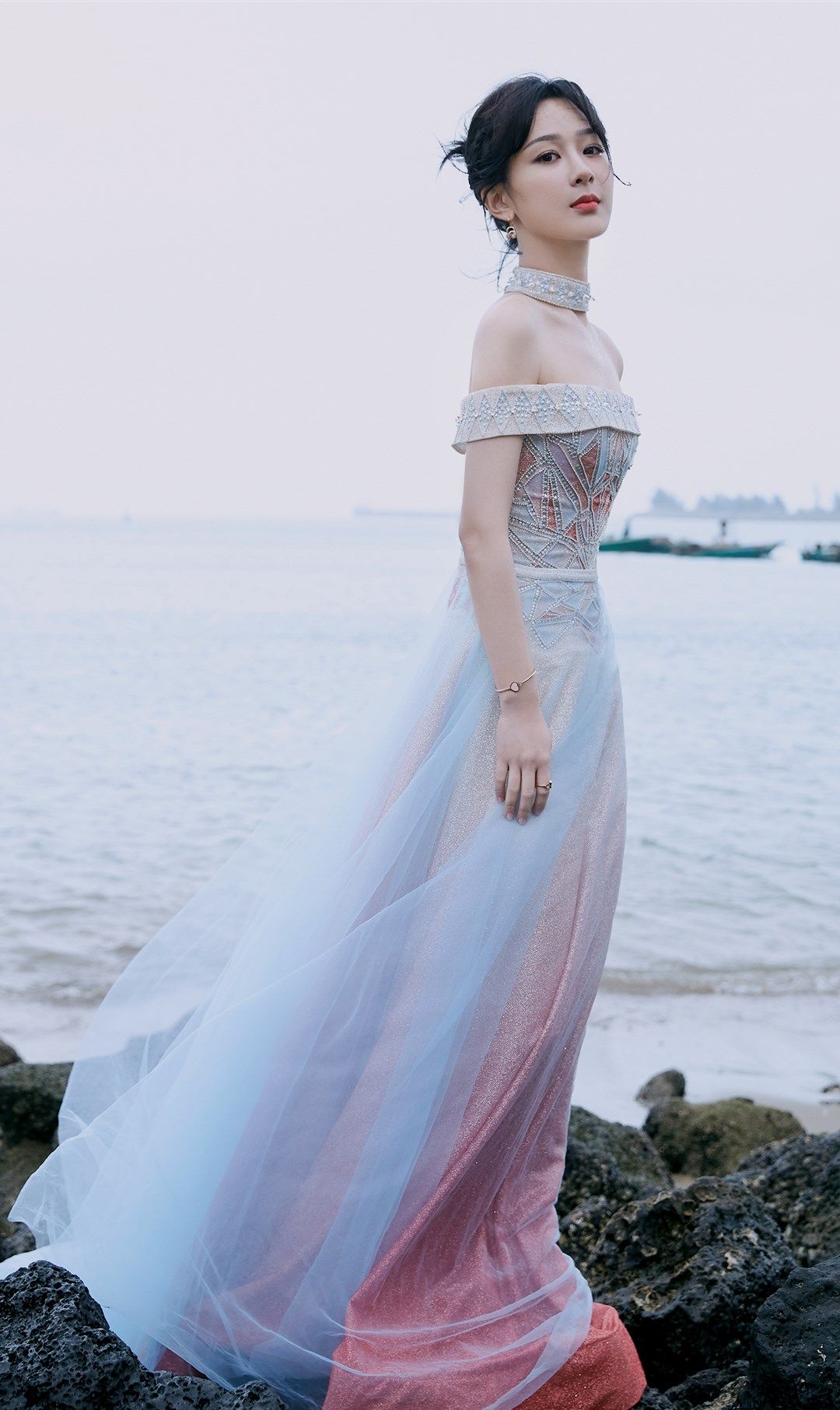 杨紫唯美礼服海边写真,渐变彩裙宛如人鱼公主,美不胜收_高清图集_新浪