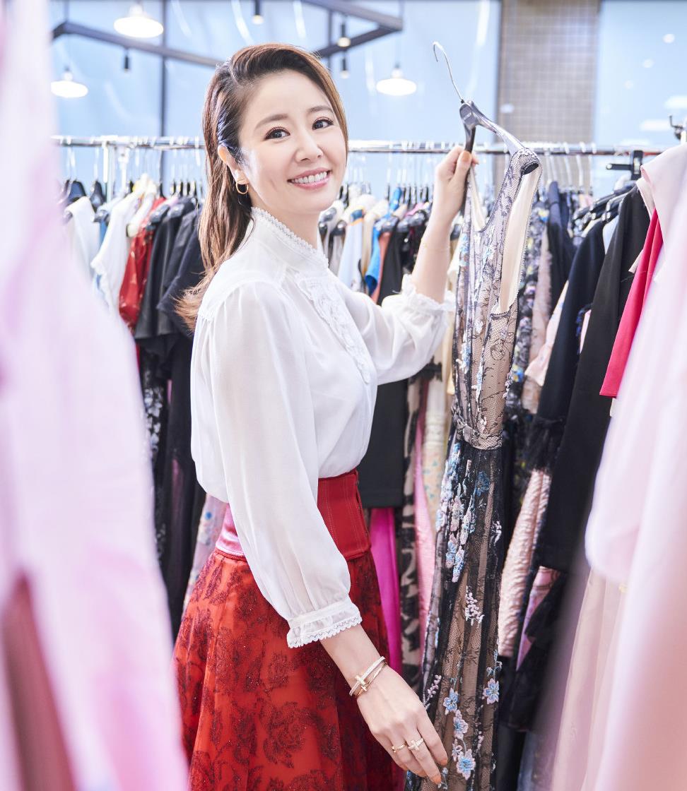 林心如"最美"时尚辣妈,穿白衬衫配红色半身裙,高贵减龄又洋气__财经